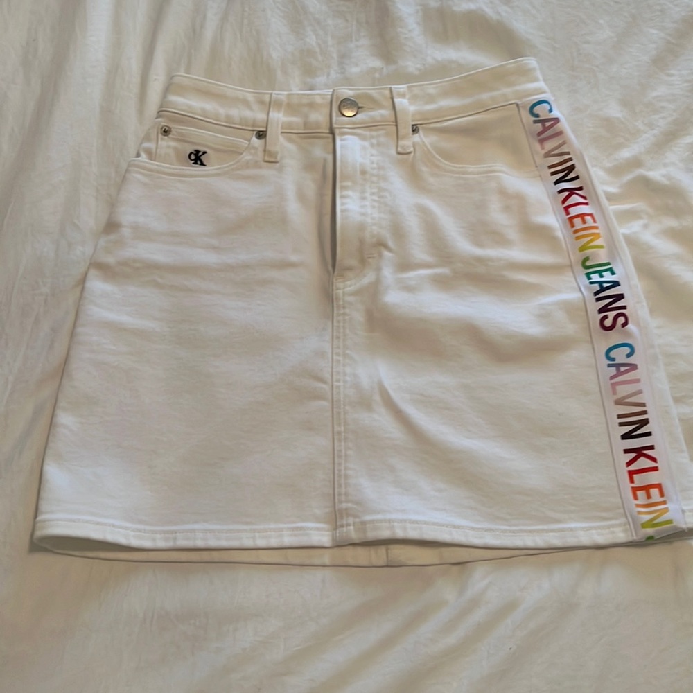 Used Calvin klein women’s skirts size W26 in white color